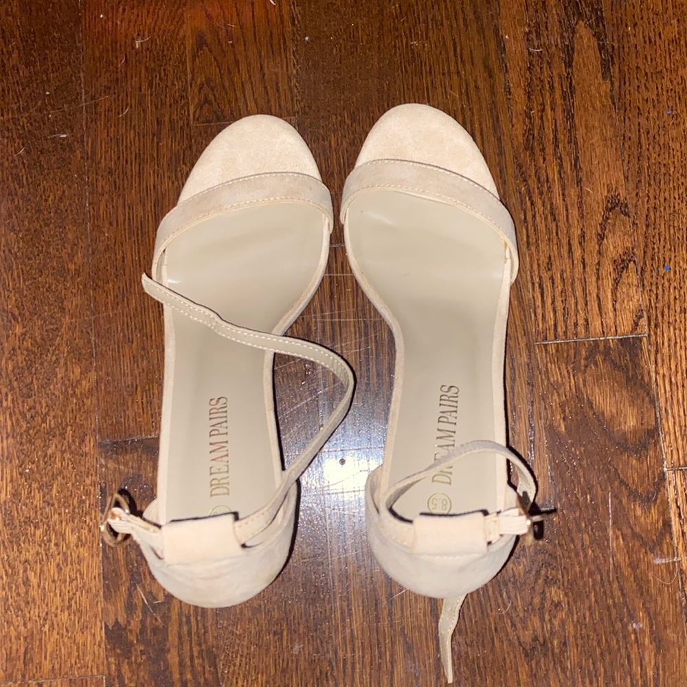 Very classy tan heels they are dream pairs heels size 8.5